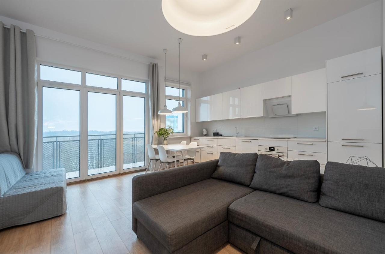 Penthouse With A View Of & Free Parking Apartment
